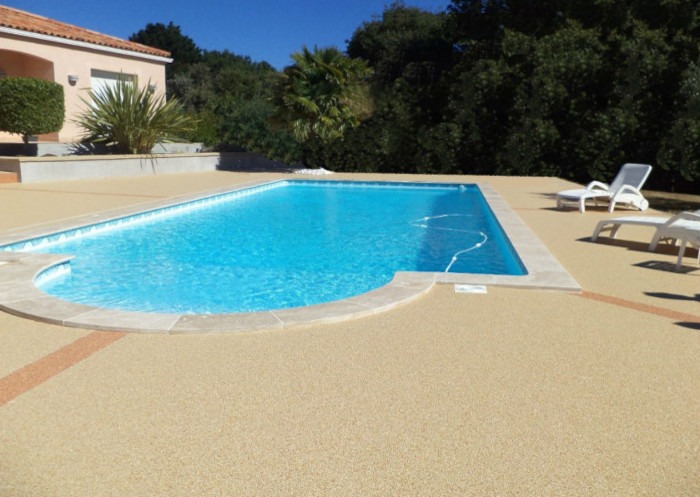 Une maison avec piscine