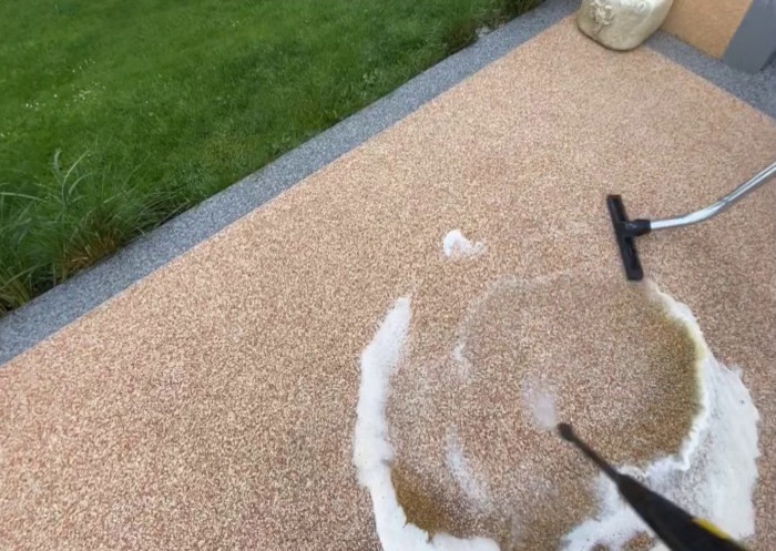 Nettoyage d'une terrasse en granulats de marbre